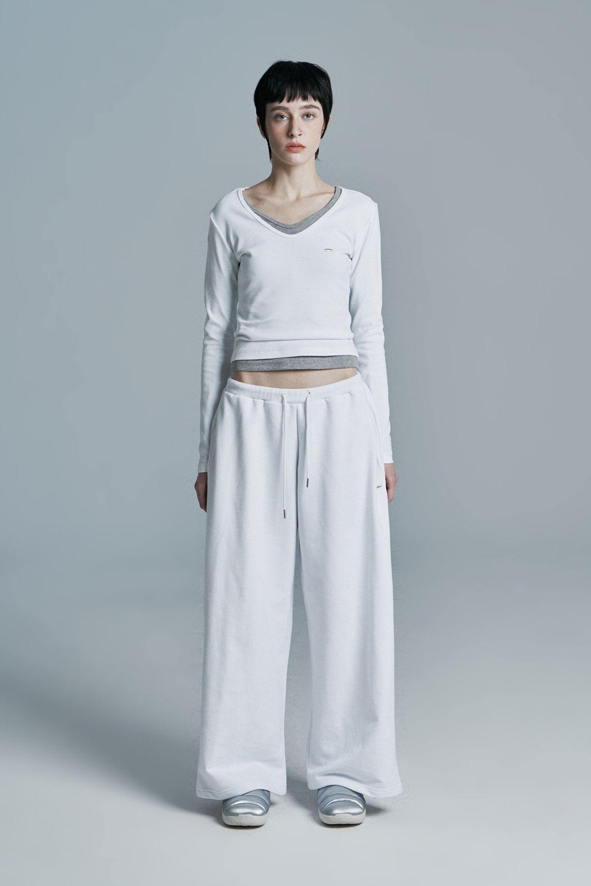 시너진(SYNERJYN) DAY V-NECK LONG SLEEVE WHITE