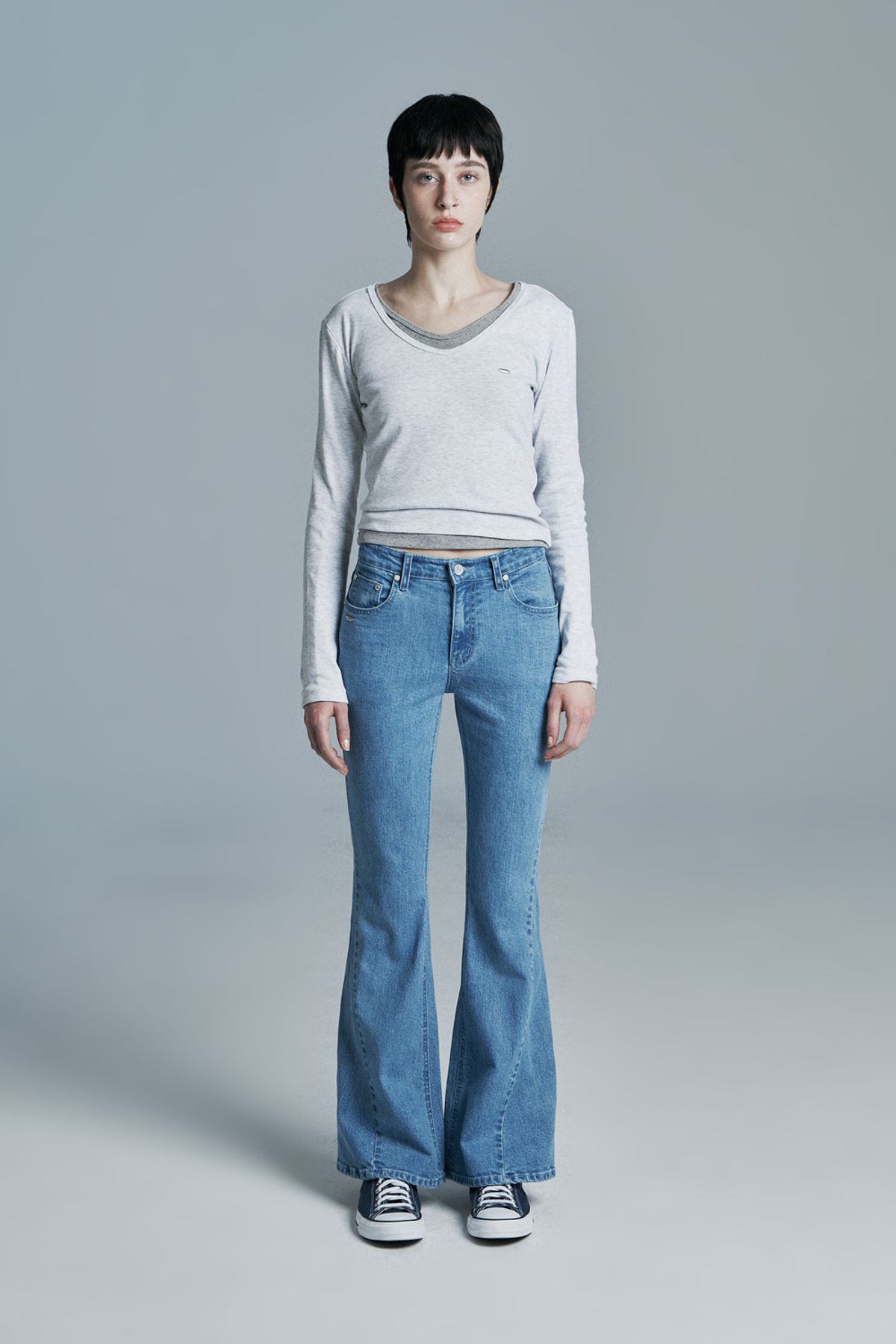 시너진(SYNERJYN) DAY V-NECK LONG SLEEVE WHITE MELANGE
