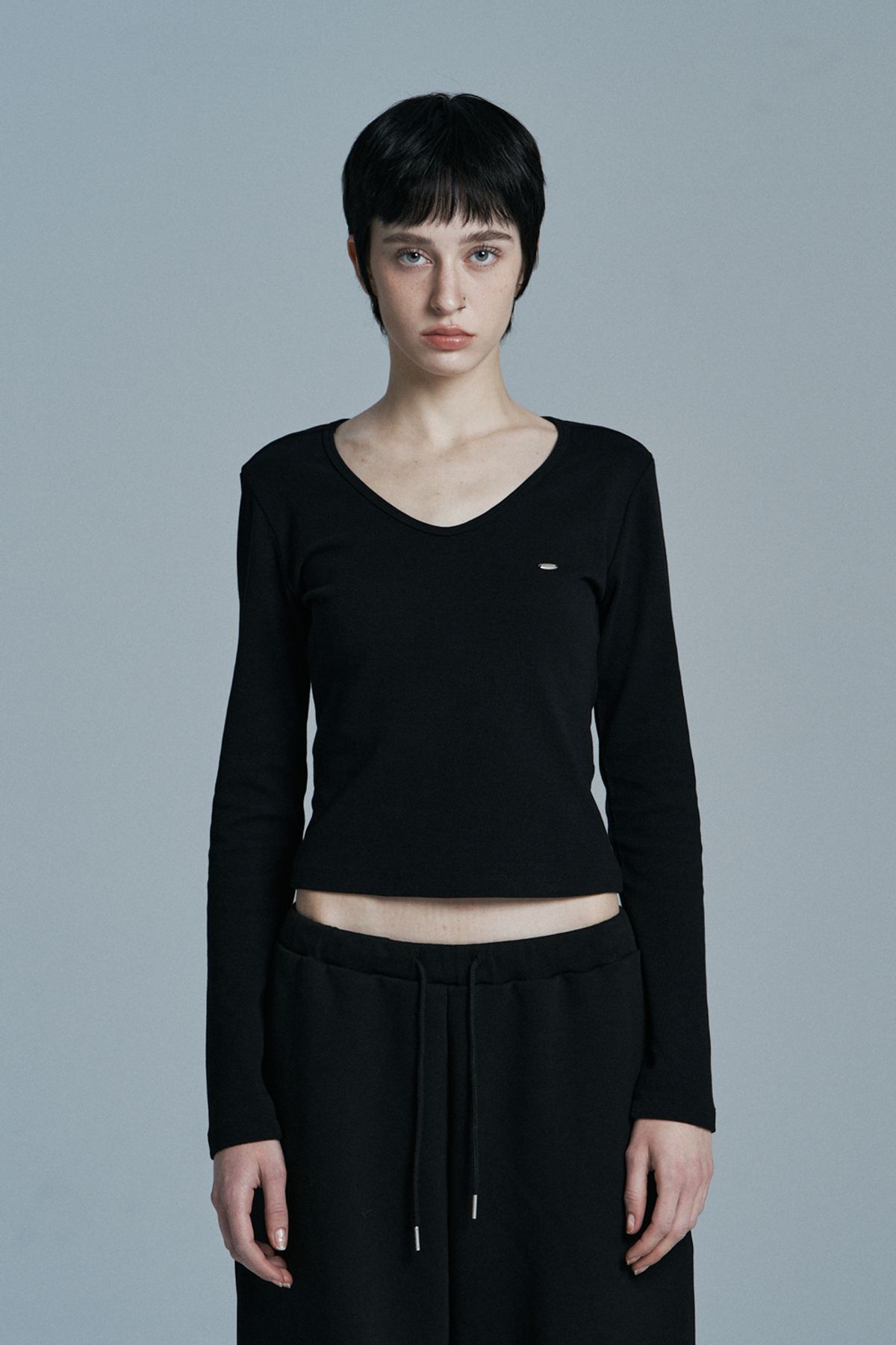 시너진(SYNERJYN) DAY V-NECK LONG SLEEVE BLACK