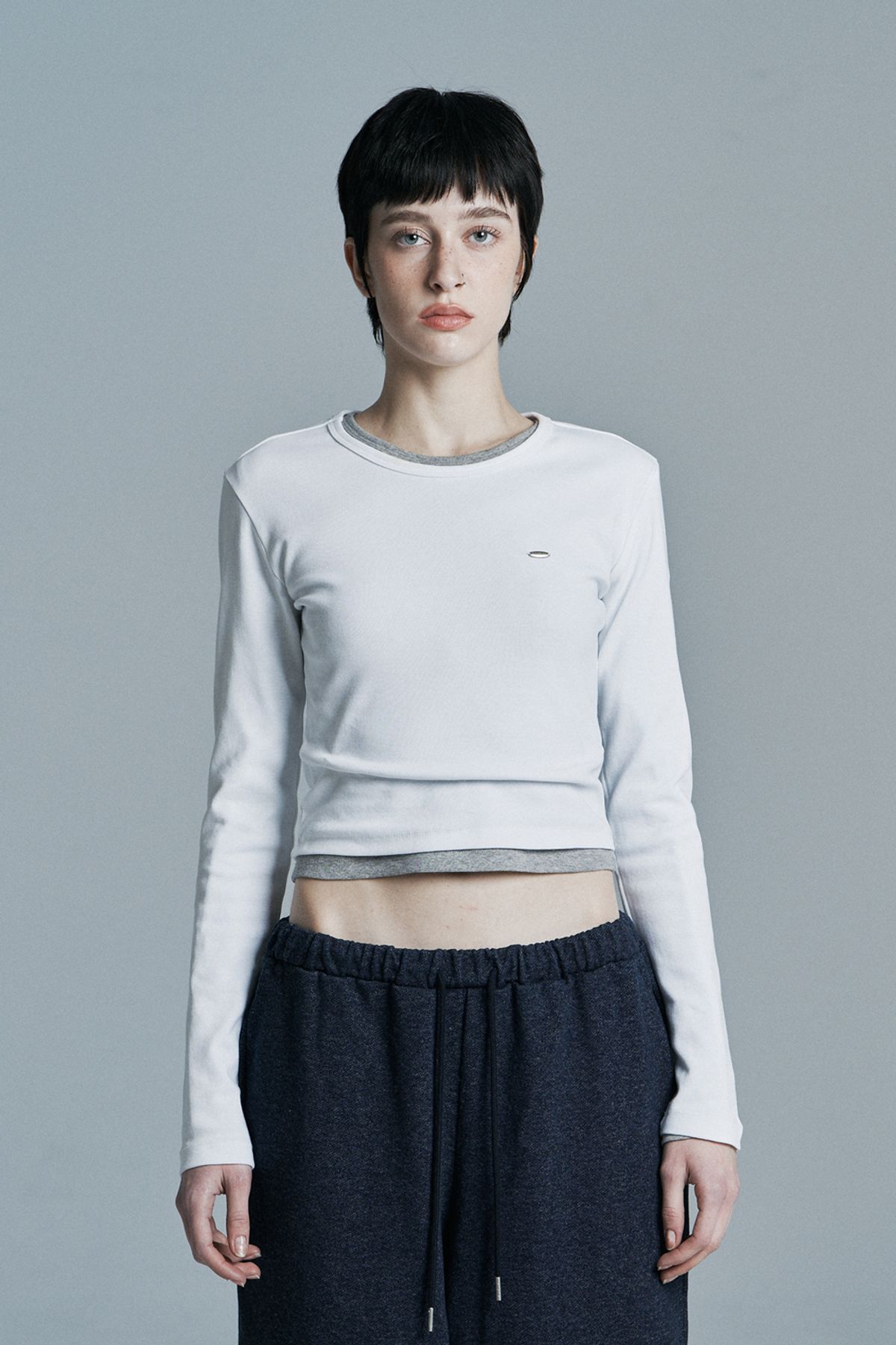 시너진(SYNERJYN) ROUND CROP LONG SLEEVE WHITE