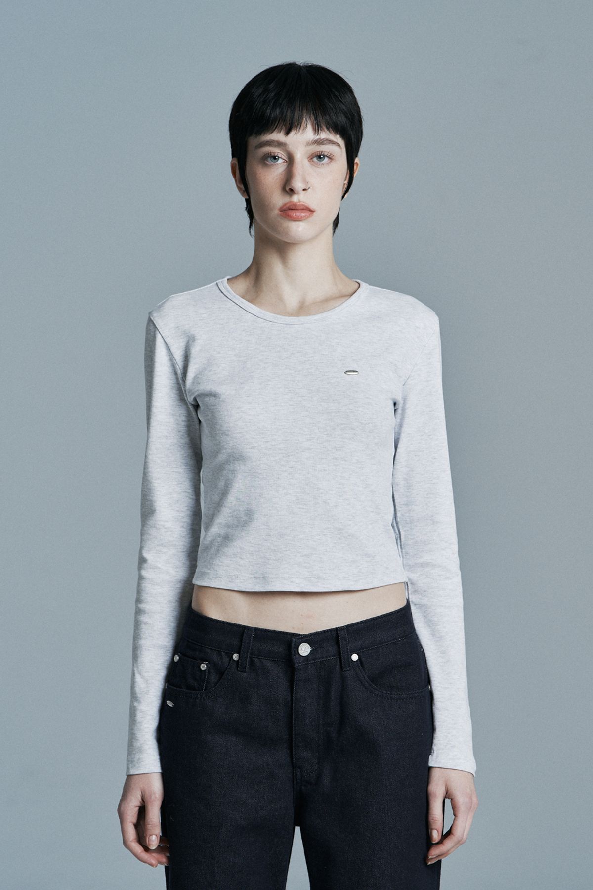 시너진(SYNERJYN) ROUND CROP LONG SLEEVE WHITE MELANGE