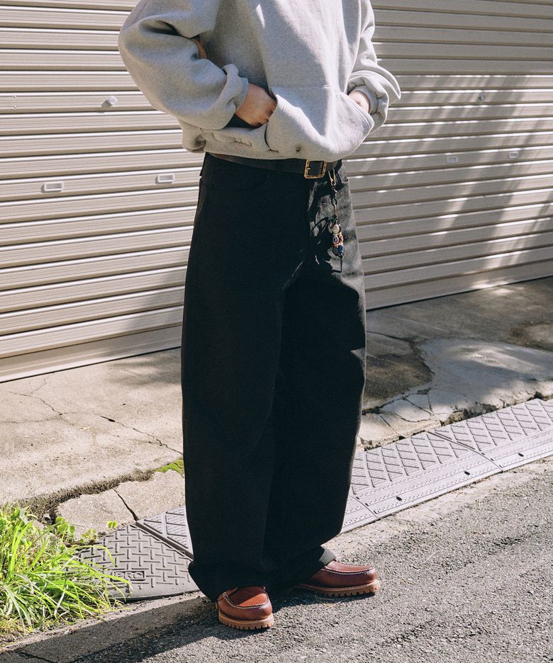 신치 백 오버 커브드 팬츠 [블랙]