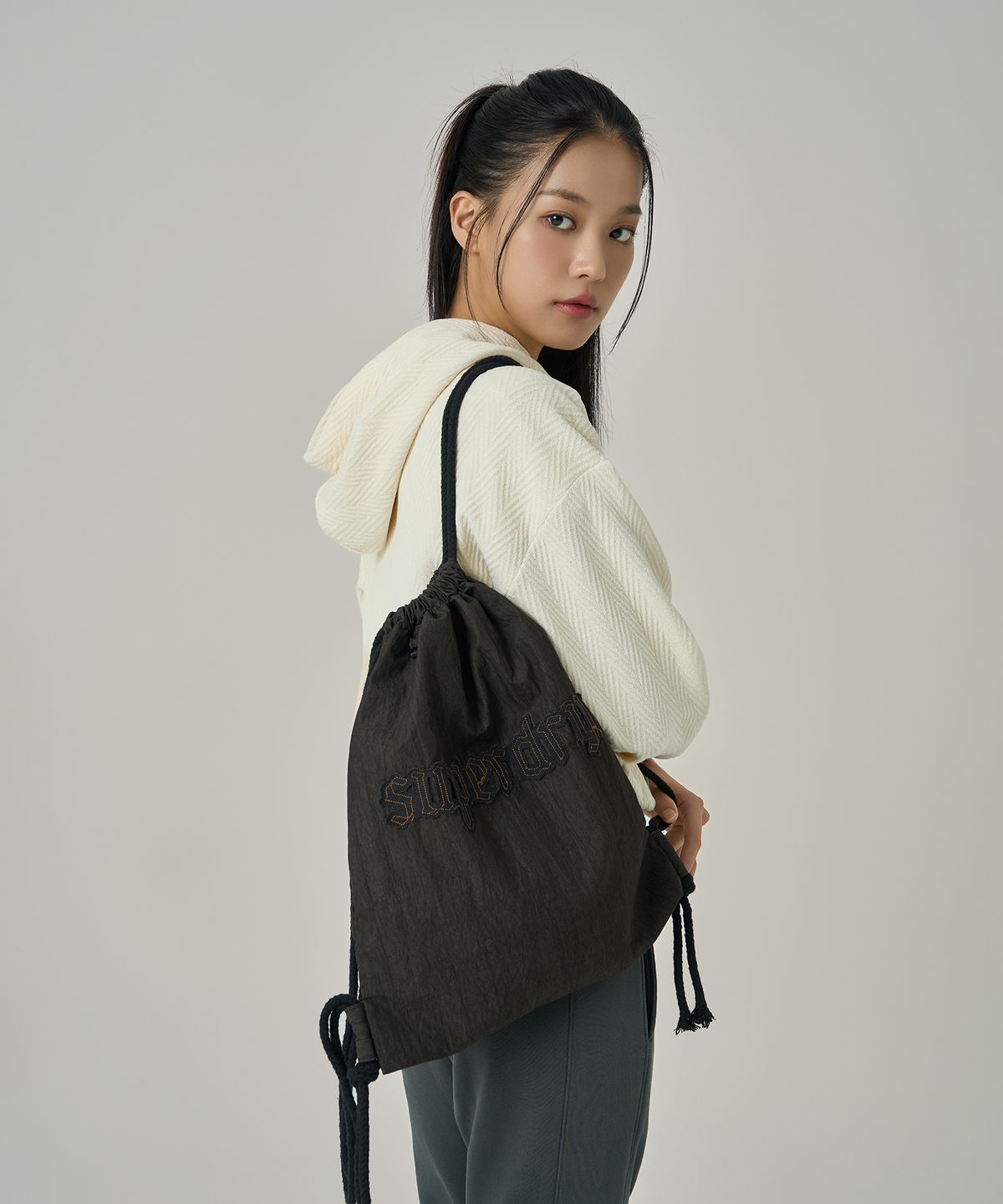 슈퍼드라이(SUPERDRY) 워시드 나일론 스트링백 블랙