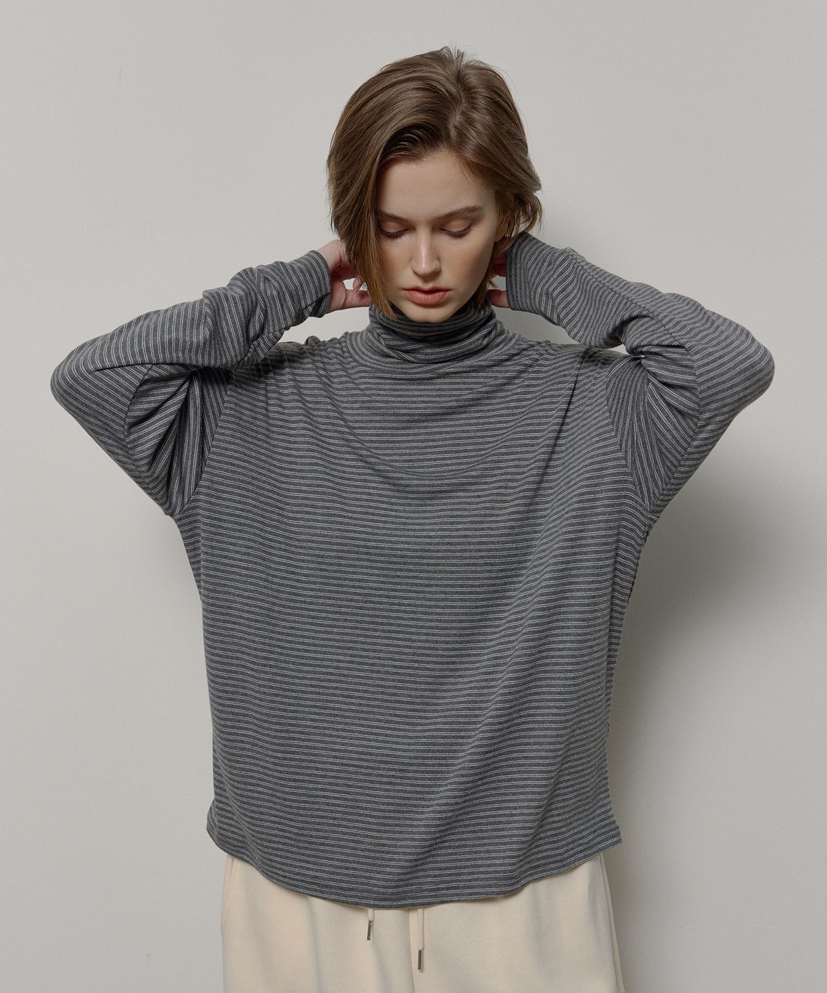 론크(LONQUE) STRIPE TURTLE NECK LONG SLEEVE (GREY)