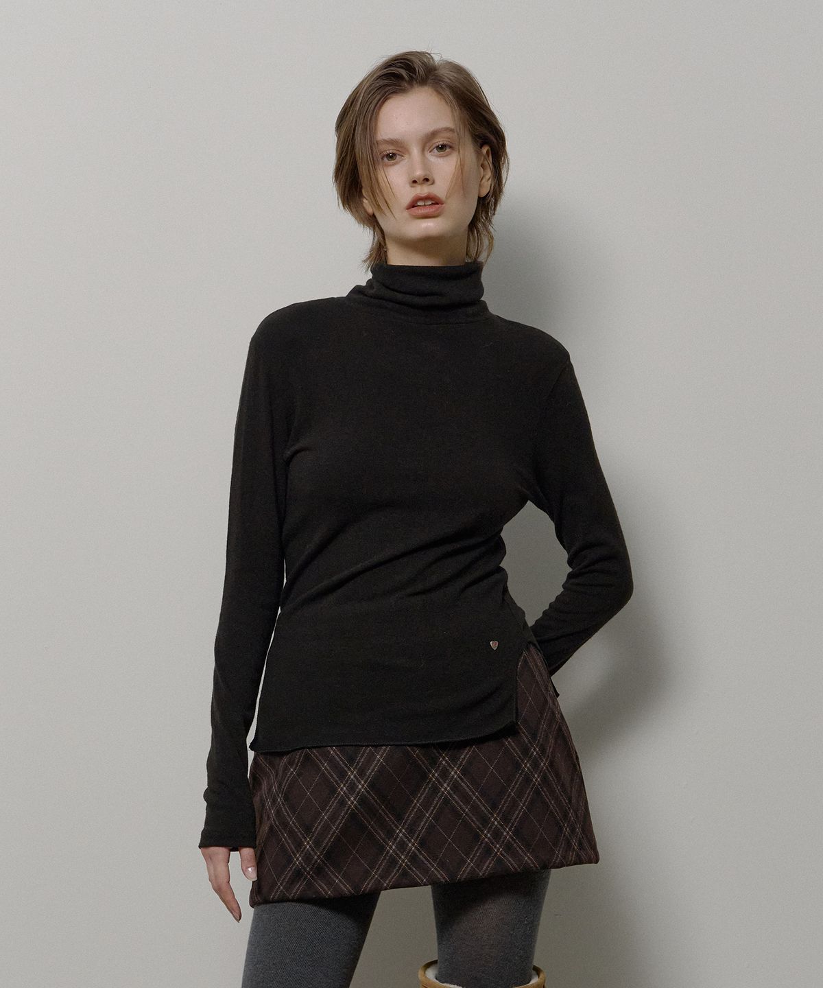 론크(LONQUE) ESSENTIAL TURTLE NECK LONG SLEEVE (BLACK)