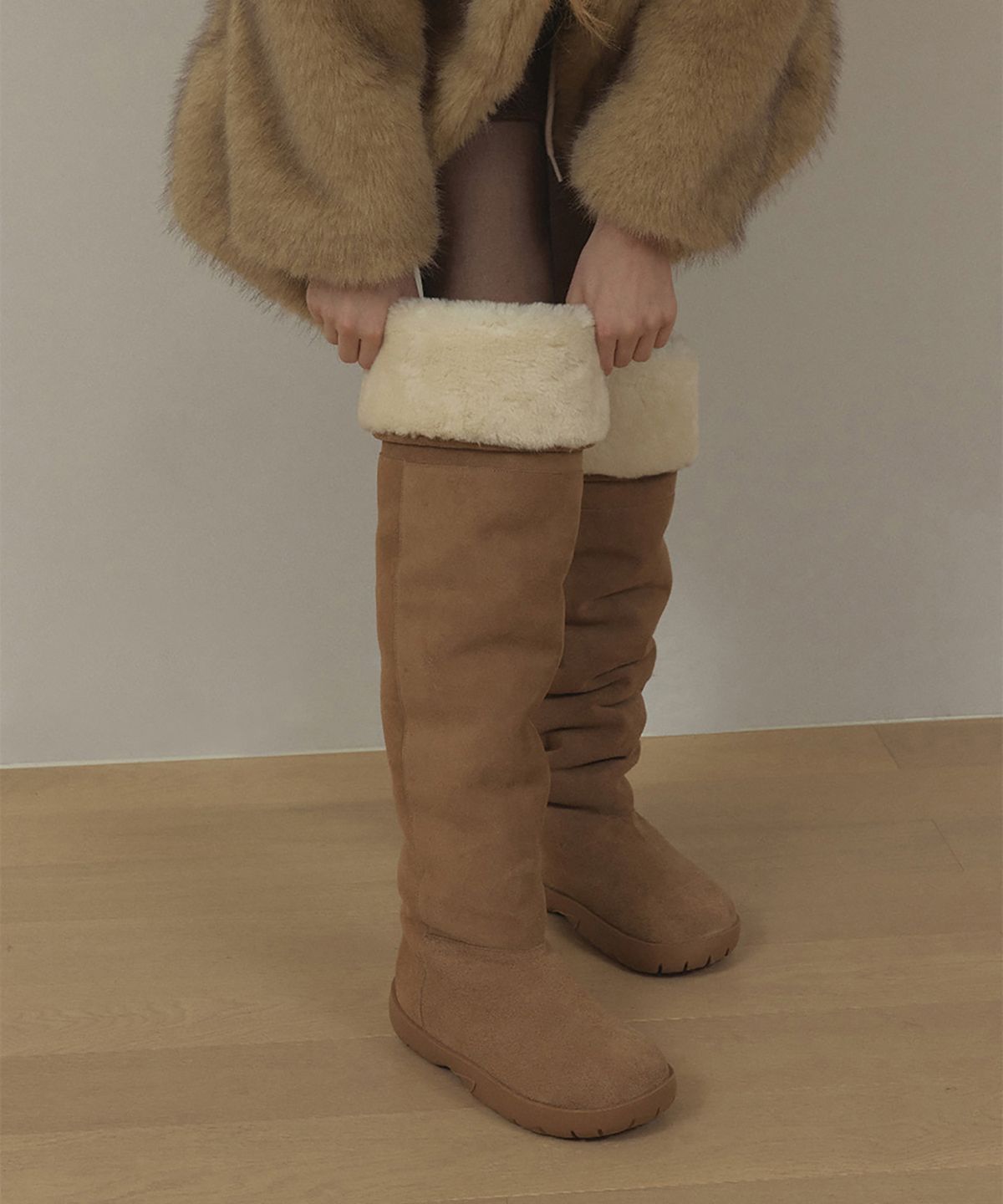 론크(LONQUE) LAMB FUR THIGH-HIGH BOOTS (BEIGE)