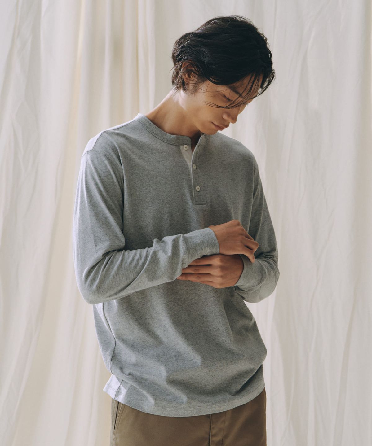 유니버셜 오버롤(UNIVERSAL OVERALL) HENLEY NECK LONG SLEEVE T-SHIRT MELANGE GREY