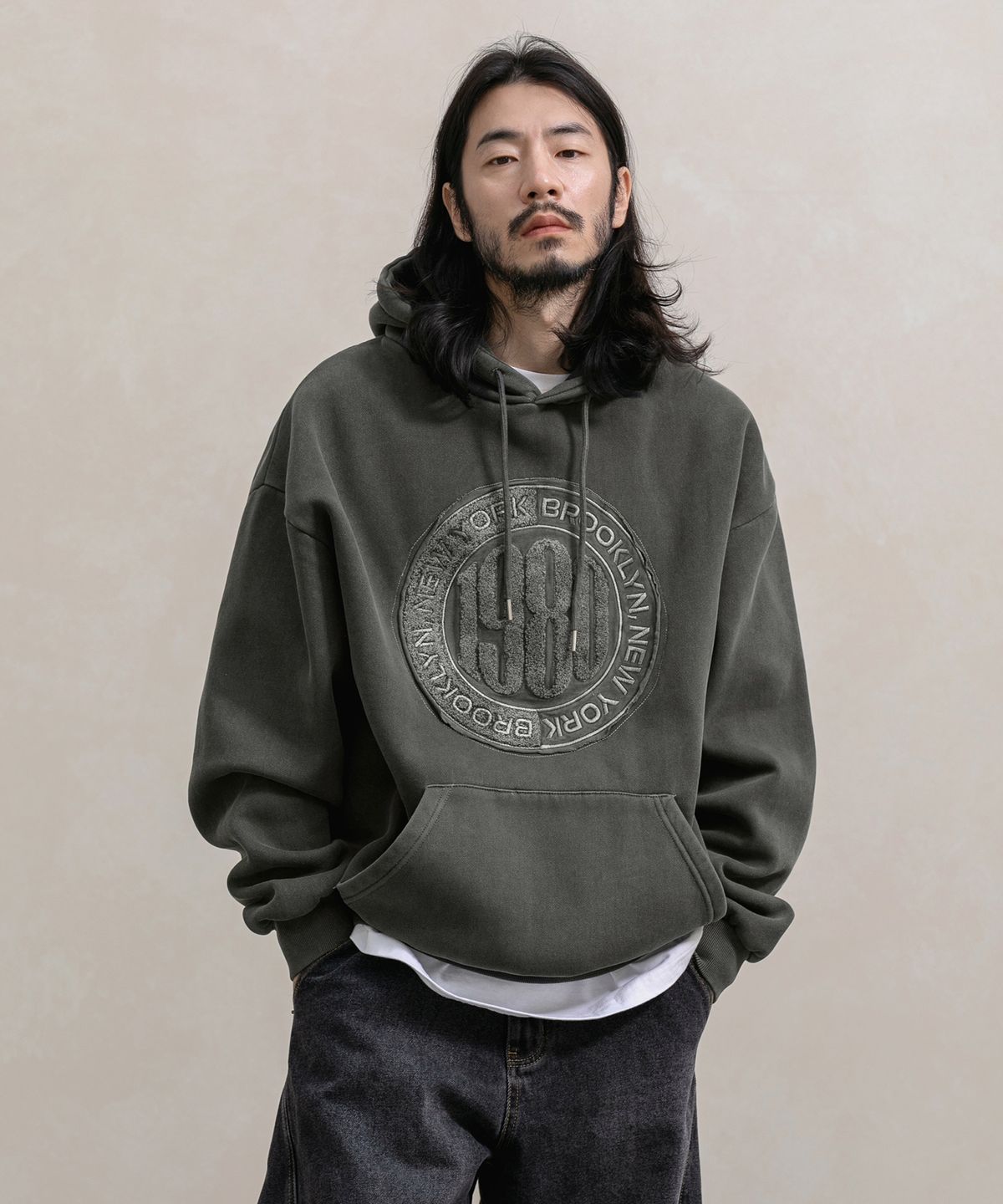 러기드하우스(RUGGED HOUSE) 피그먼트 컷오프 아플리케 기모 후드티 2컬러