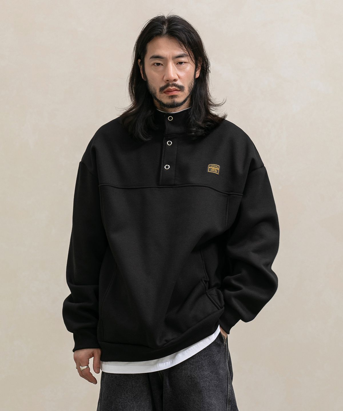 러기드하우스(RUGGED HOUSE) 데이비드 버튼 헨리넥 기모 맨투맨 2컬러