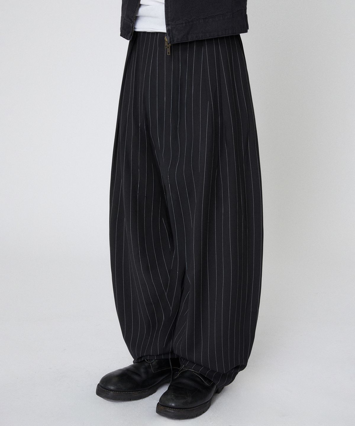 스웨이드(SUADE) WIDE STRIPE SLACKS [BLACK]
