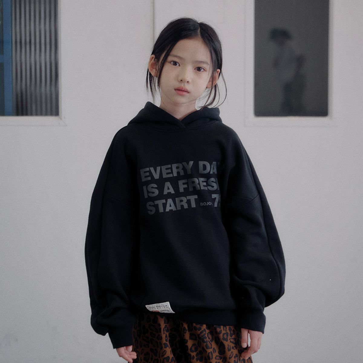 보조개(BOJOGE) 스윙 후드티