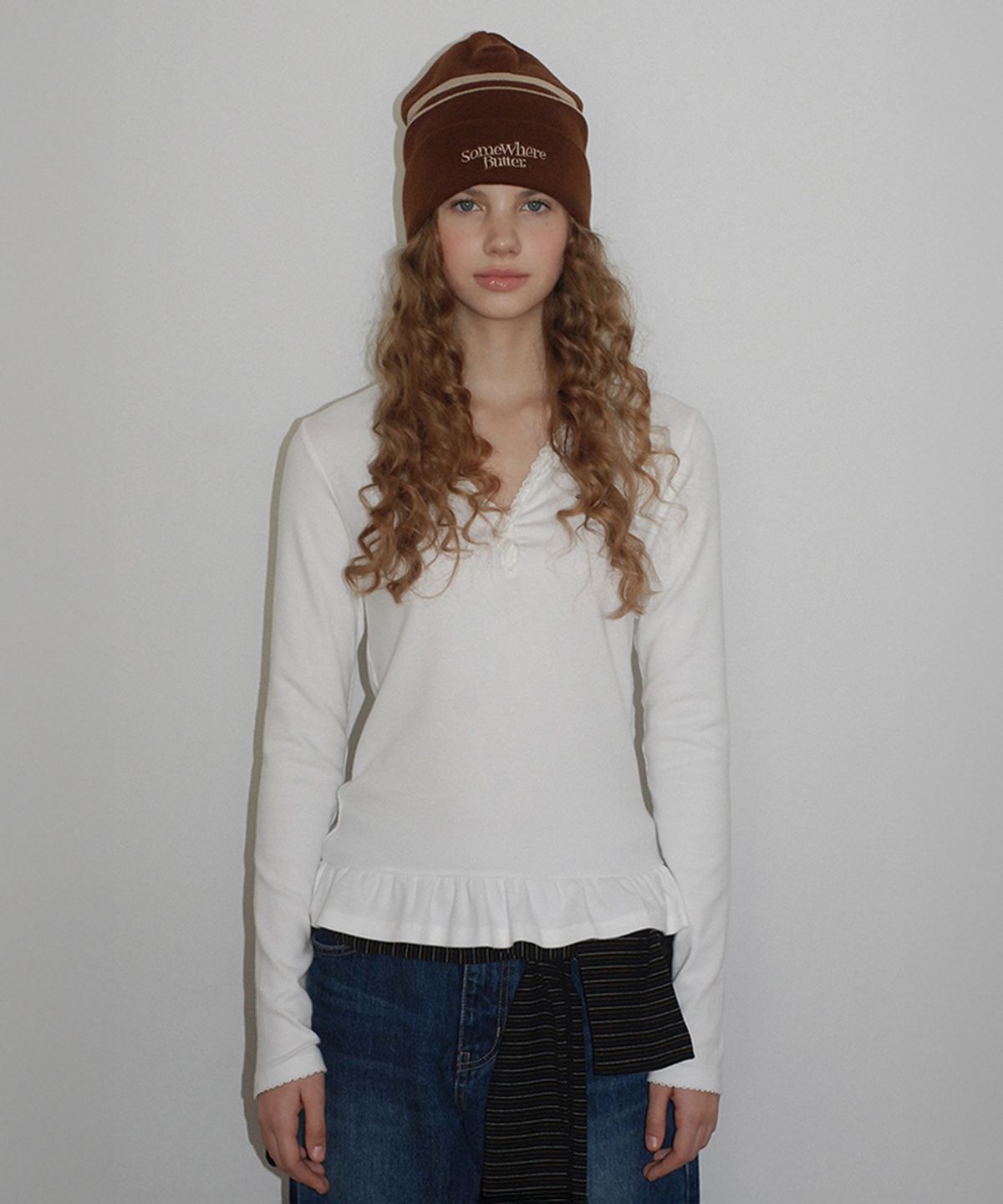 썸웨어버터(SOMEWHEREBUTTER) Henley Frill Top - Ivory