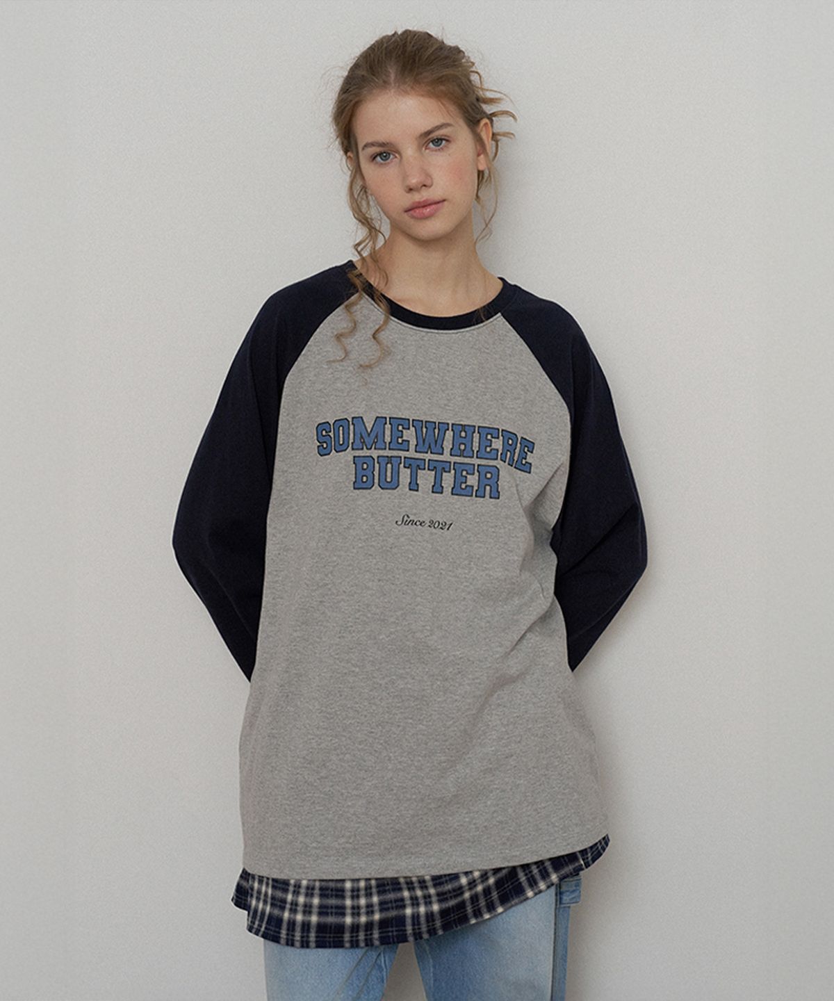 썸웨어버터(SOMEWHEREBUTTER) Raglan Campus Logo Long Top - Grey(Navy)
