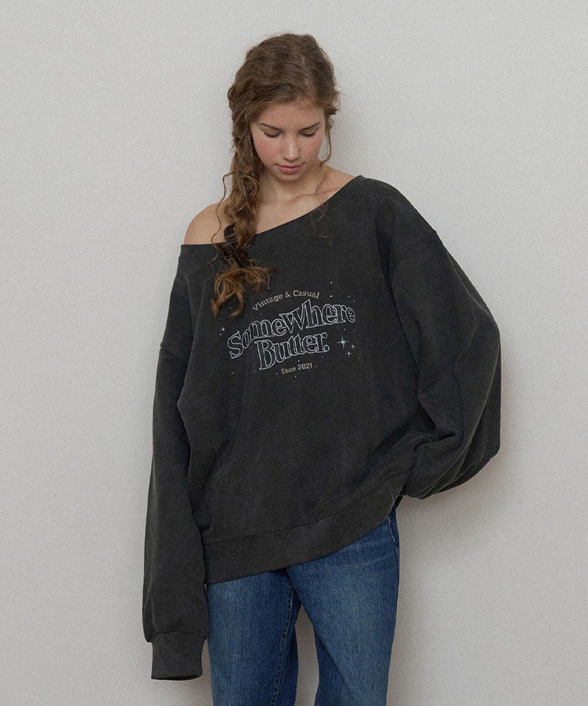 썸웨어버터(SOMEWHEREBUTTER) Wave Logo One Shoulder Sweatshirt - Charcoal