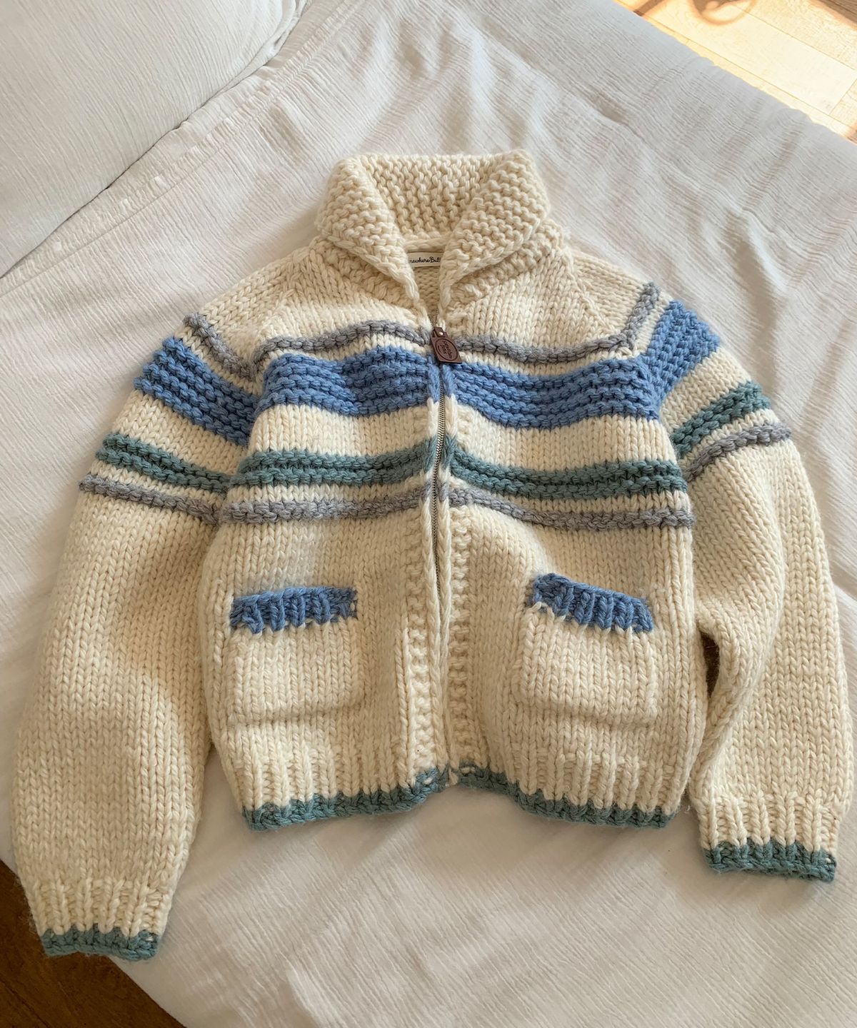 썸웨어버터(SOMEWHEREBUTTER) Poco Handmade Cowhichan Sweater - Ivory(Blue)