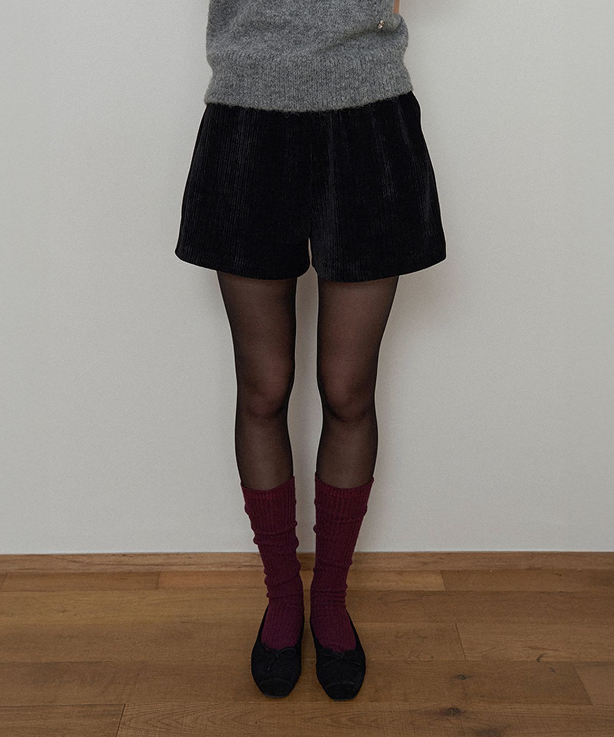 썸웨어버터(SOMEWHEREBUTTER) Sein Velour Shorts - Black
