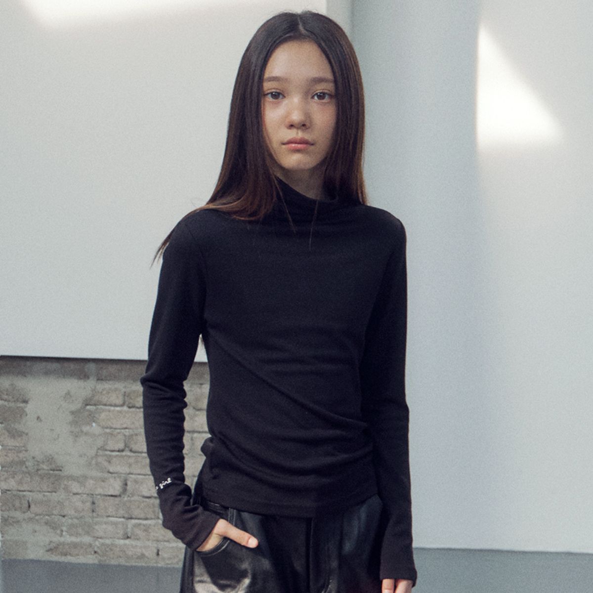 보조개(BOJOGE) 홀리 폴라 티셔츠(블랙)