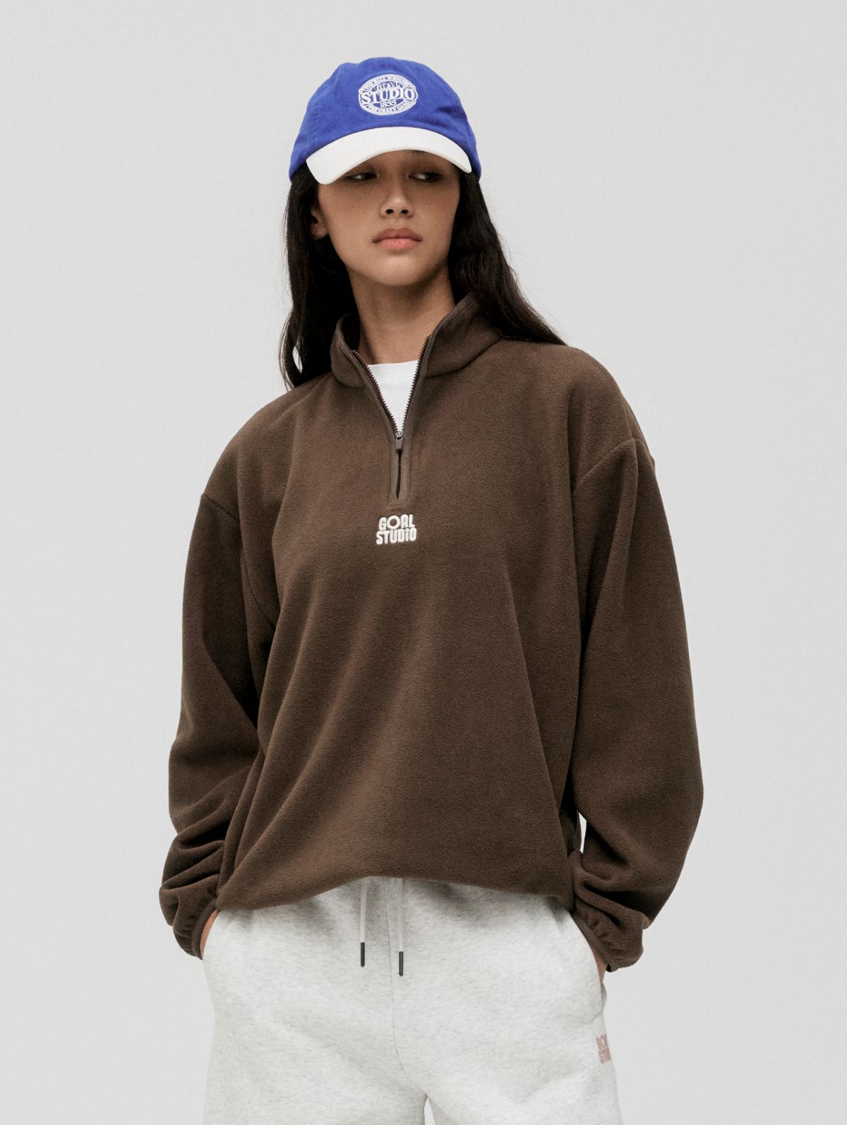 골스튜디오(GOALSTUDIO) ESSENTIAL MICROFLEECE QUARTER ZIP-UP TEE-DARK BROWN