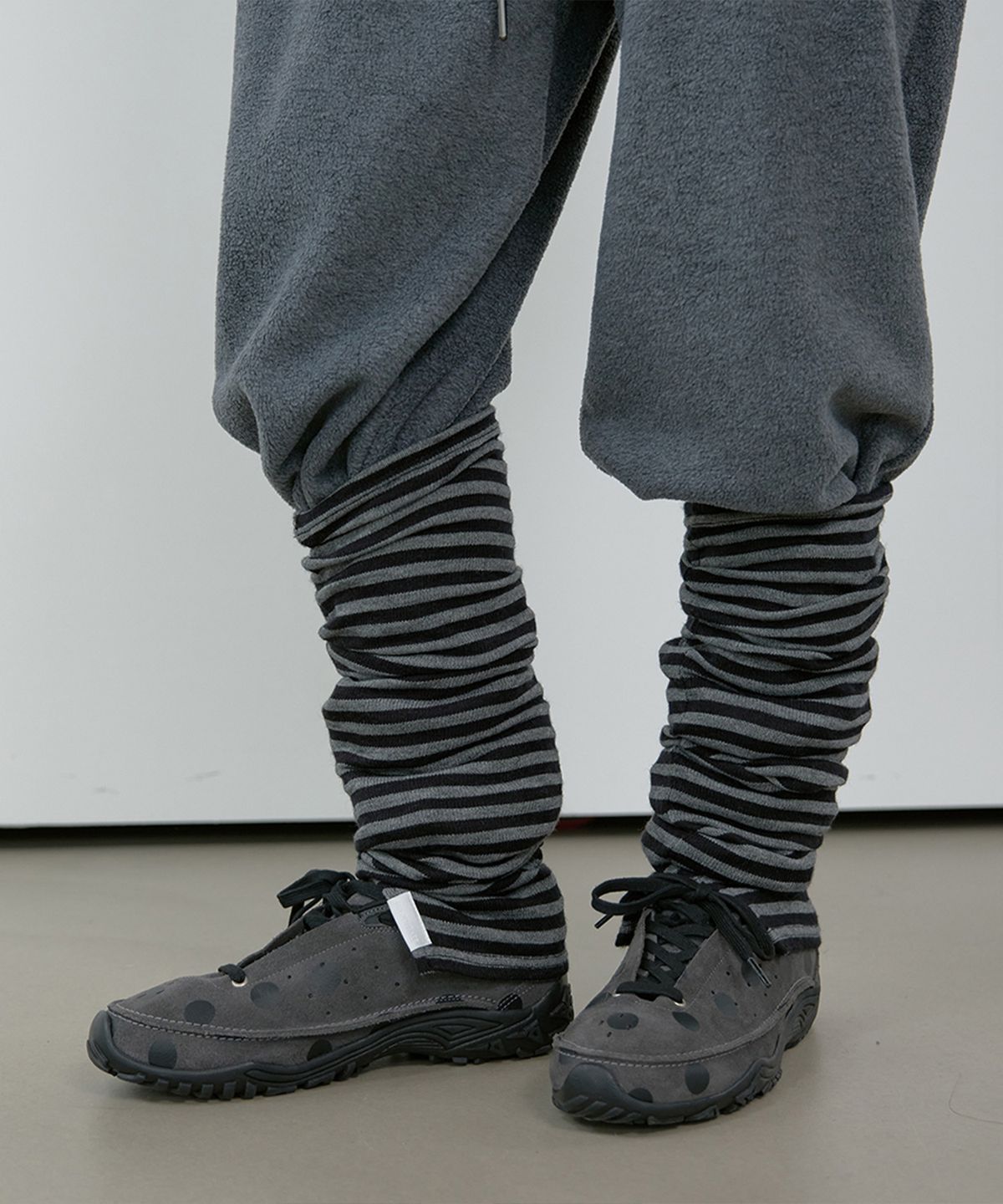 마조네(MA JOURNÉE) STRIPE LEG WARMER_BLACK/GREY