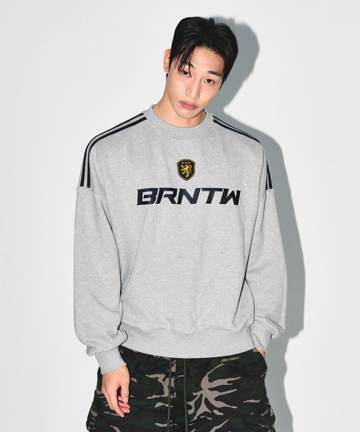 본투윈(BORN TO WIN) TRACK LINE EMBLEM SWEATSHIRTS [MELANGE GREY]