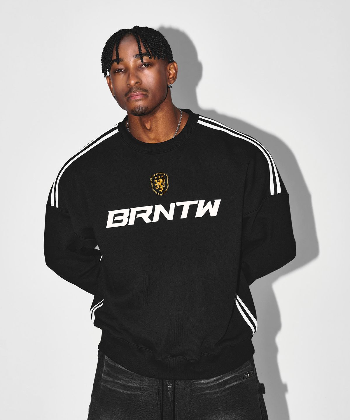 본투윈(BORN TO WIN) TRACK LINE EMBLEM SWEATSHIRTS [BLACK]