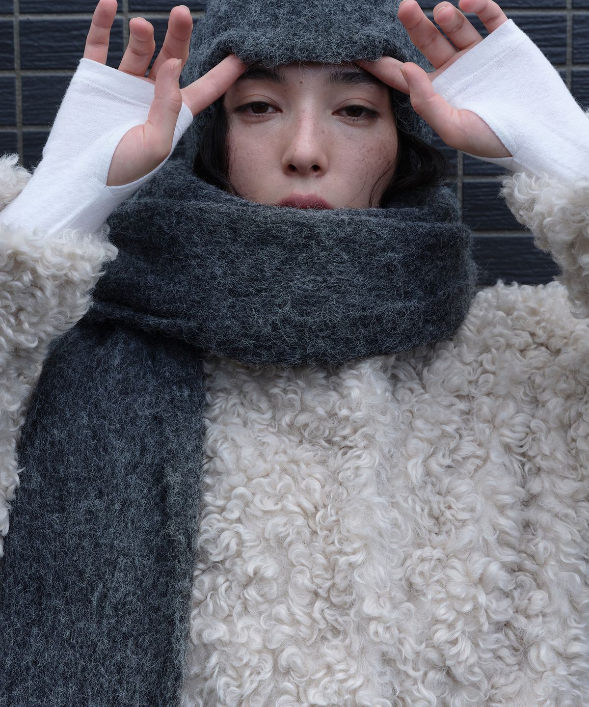 로우타이드(LOW TIDE) LOWTIDE BIG LABEL MUFFLER [CHARCOAL]