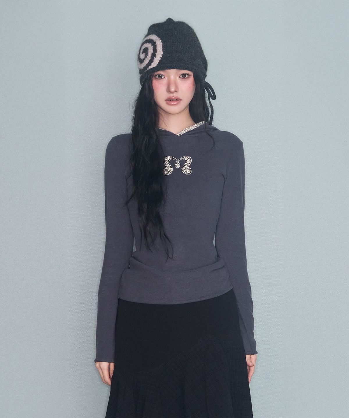 미레코(MIRECO) FLOWER PATCH HOODIE LONG SLEEVE CHARCOAL