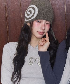 SIDE RIBBON SWIRLY BEANIE BROWN