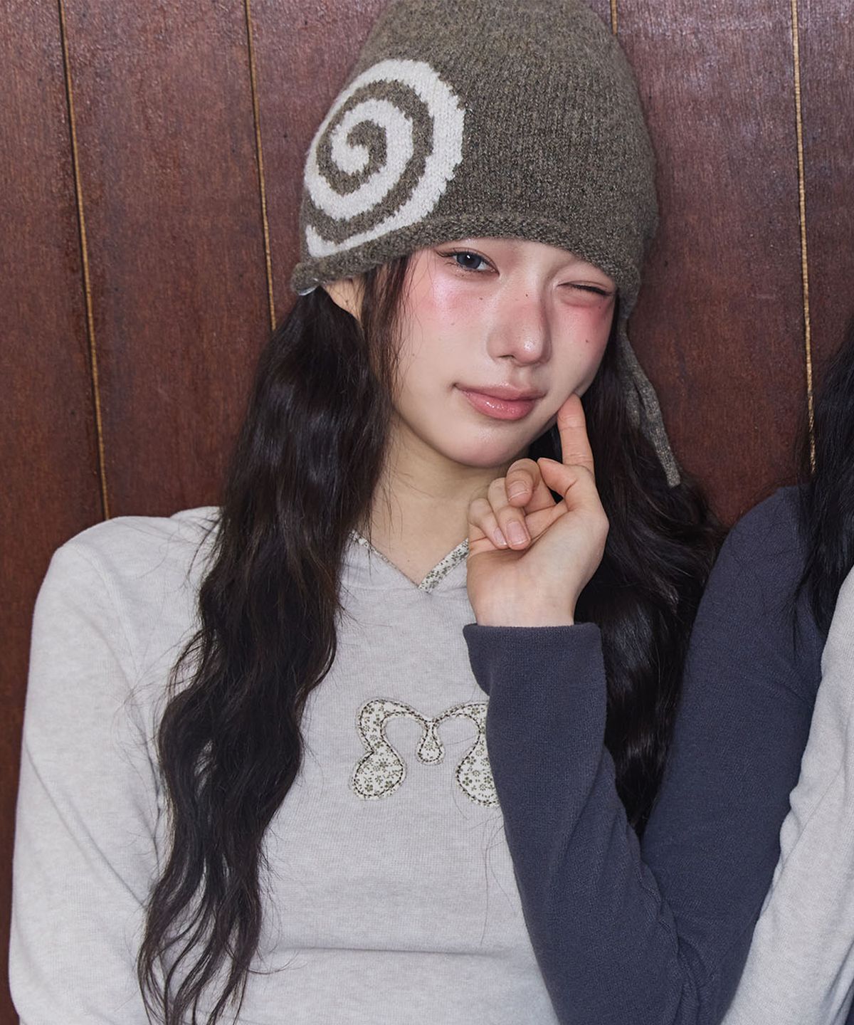 미레코(MIRECO) SIDE RIBBON SWIRLY BEANIE BROWN