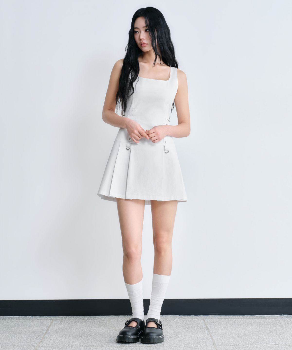 무신사 스탠다드 우먼(MUSINSA STANDARD WOMAN) [언바운드 걸] 우먼즈 플리츠 미니 드레스 [화이트]