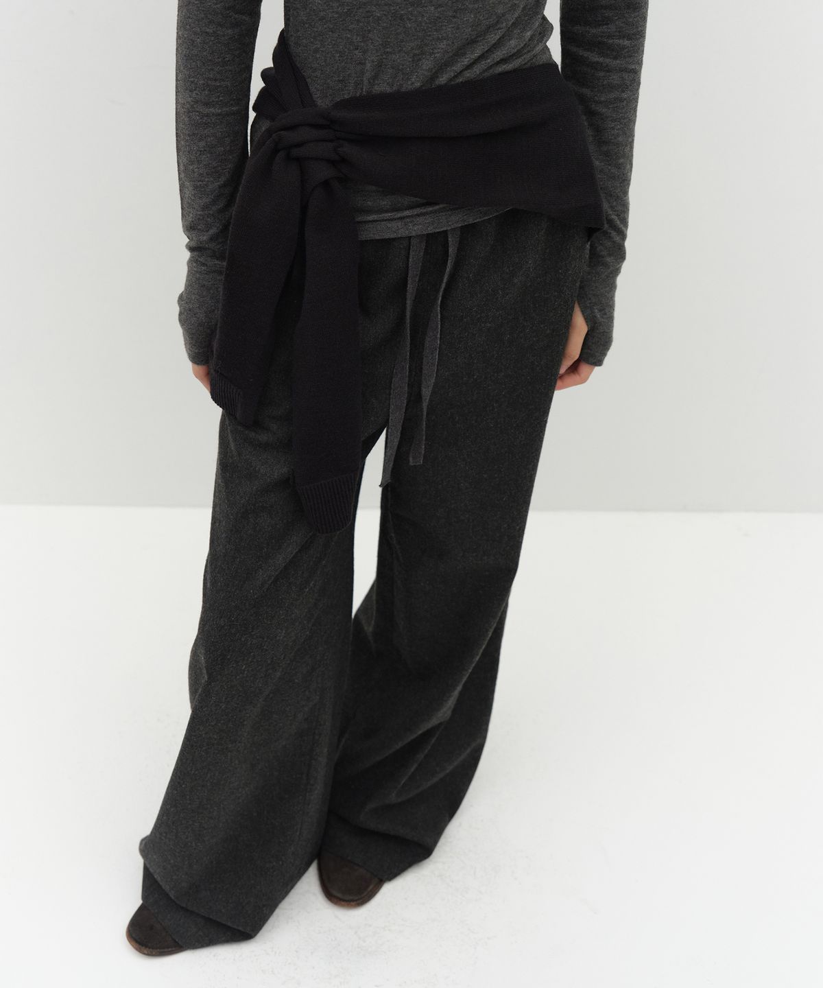 로우타이드(LOW TIDE) WOOL STRAP PANTS [CHARCOAL]