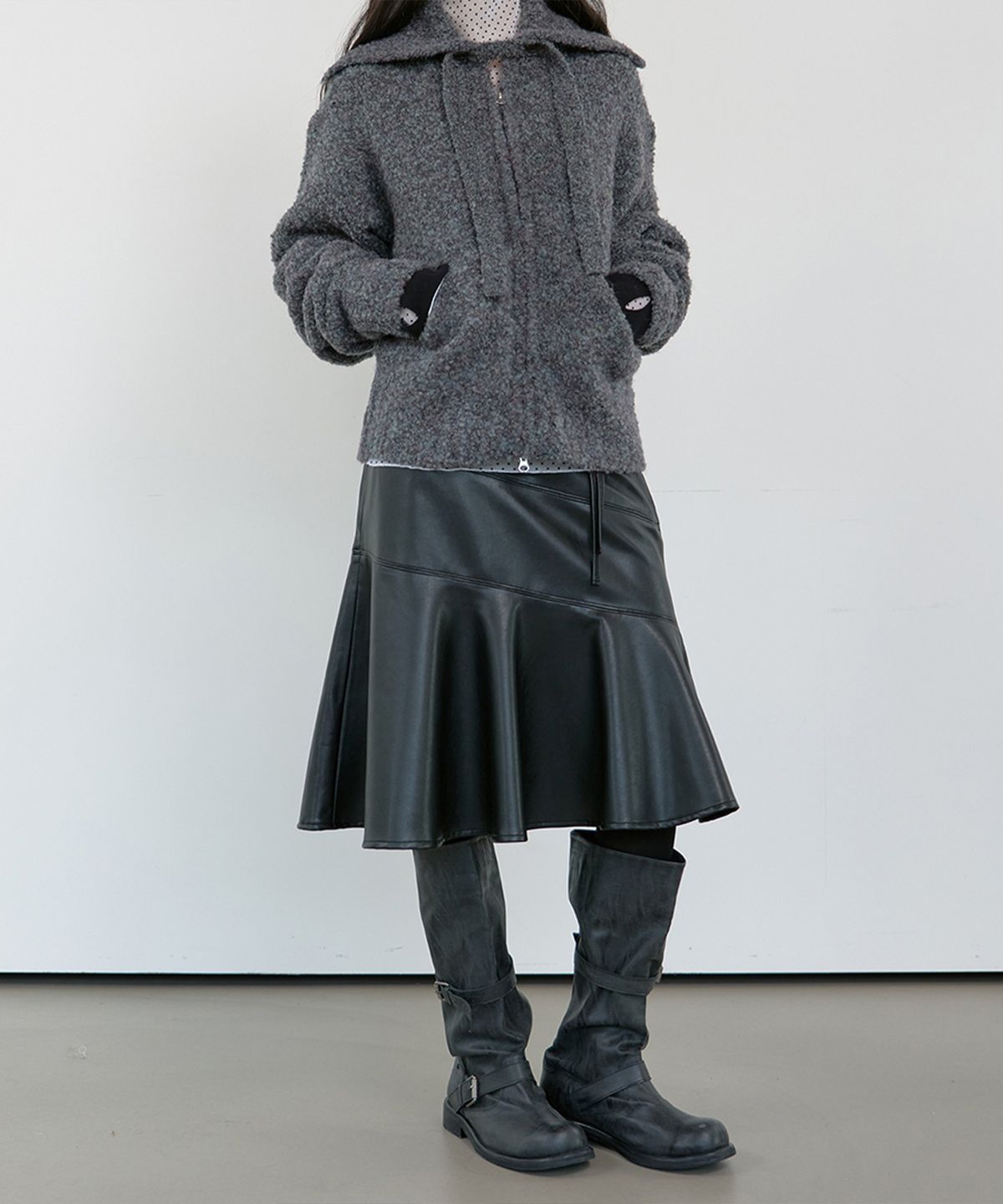 마조네(MA JOURNEE) OFFSET DETAIL LEATHER SKIRT_BLACK