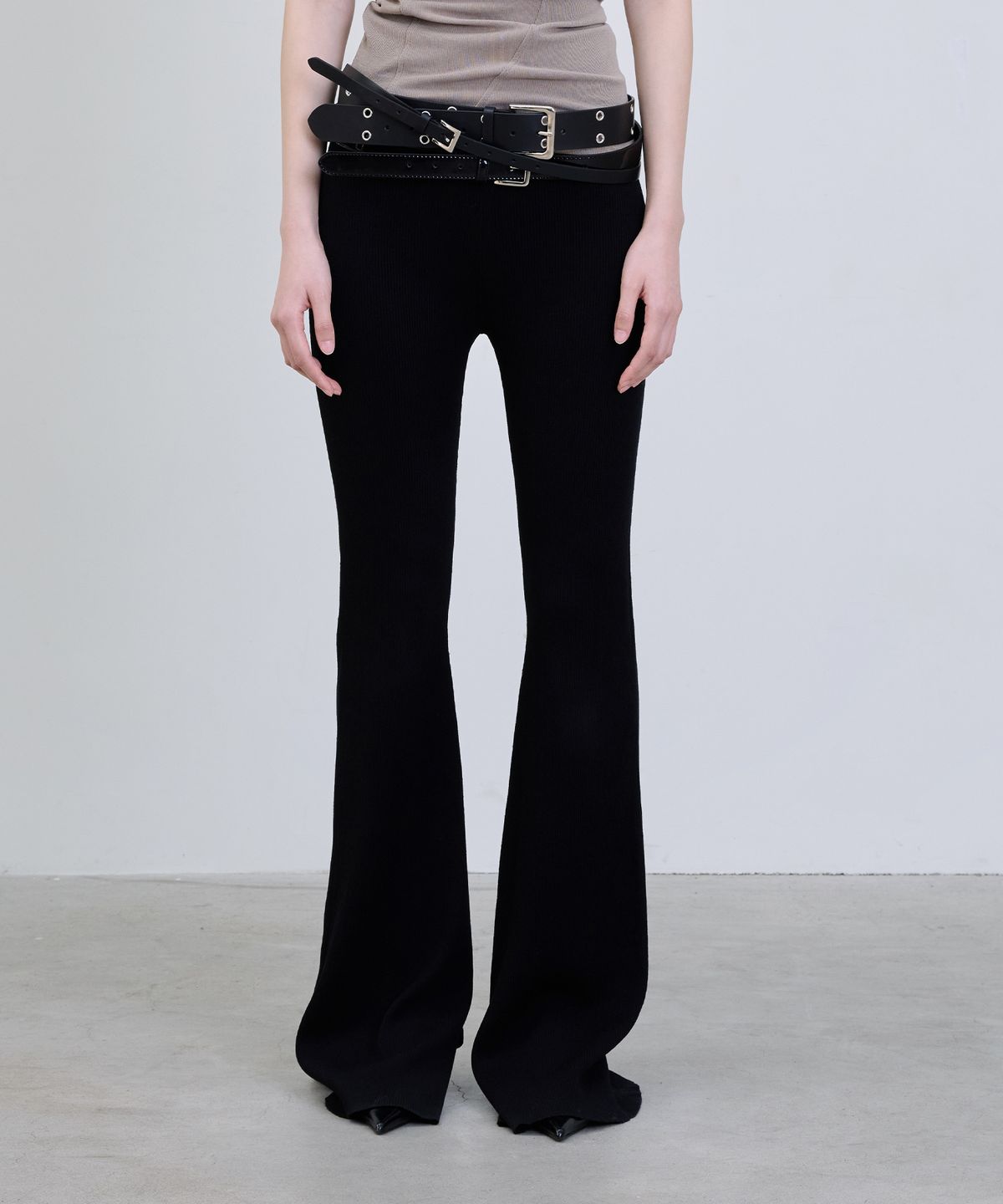 더애틋(THE AÉTUT) Slit Bootcut Knit Leggings_Black