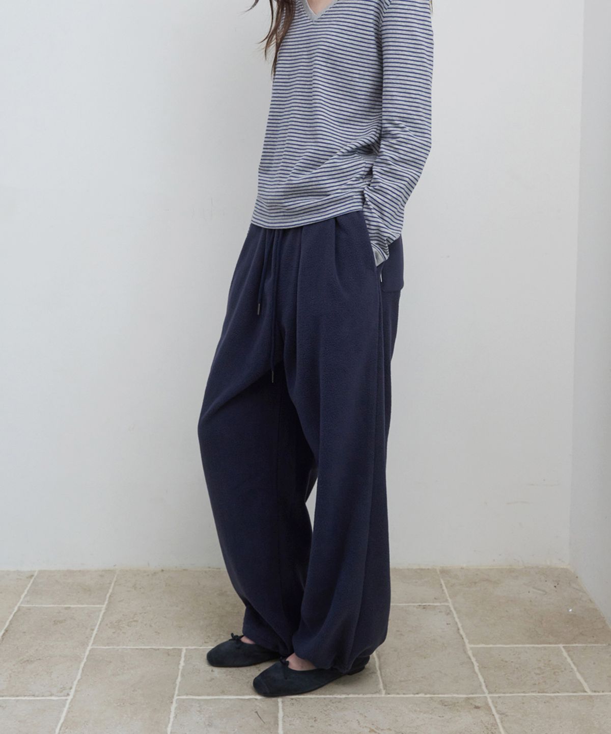 마조네(MA JOURNÉE) PLEATS TUCK WIDE FLEECE PANTS_NAVY