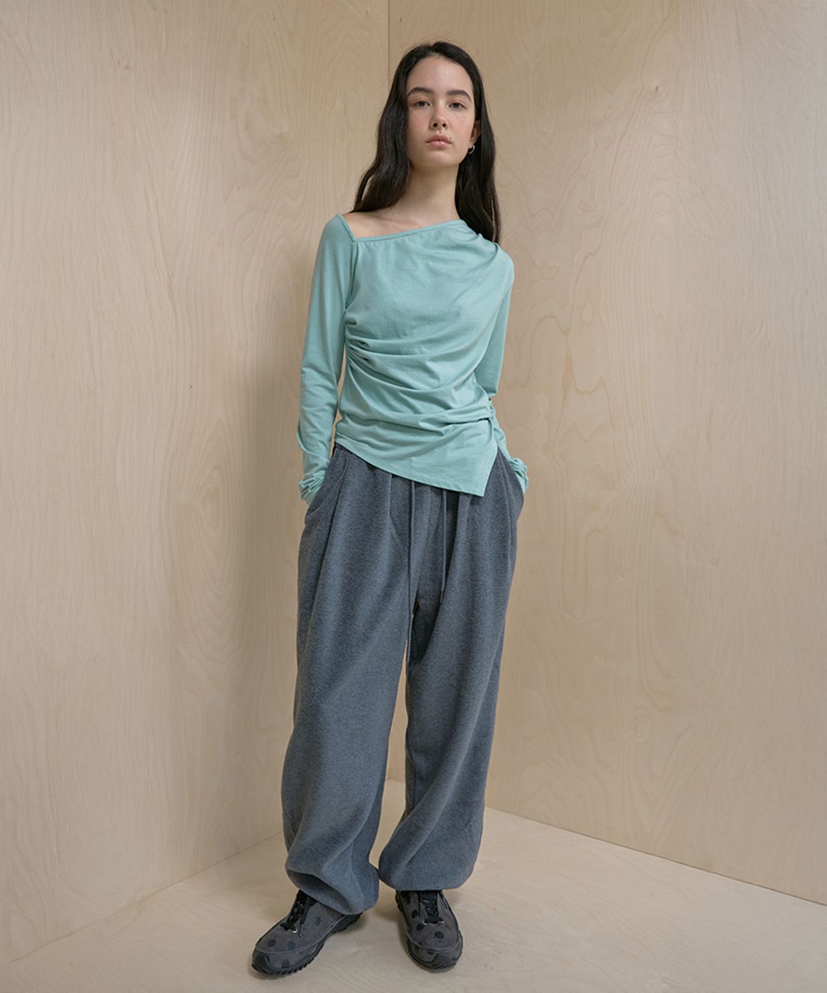 마조네(MA JOURNÉE) PLEATS TUCK WIDE FLEECE PANTS_CHARCOAL