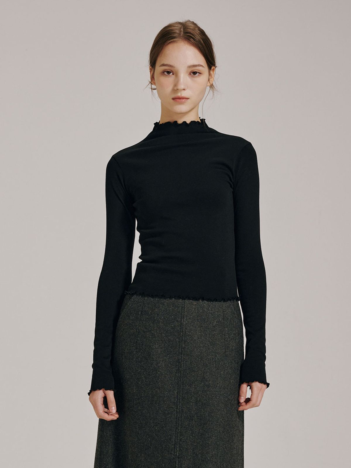 누브(NOUVE) 프릴 하프넥 티셔츠 - 블랙 / Frill Half-Neck T-Shirt - Black