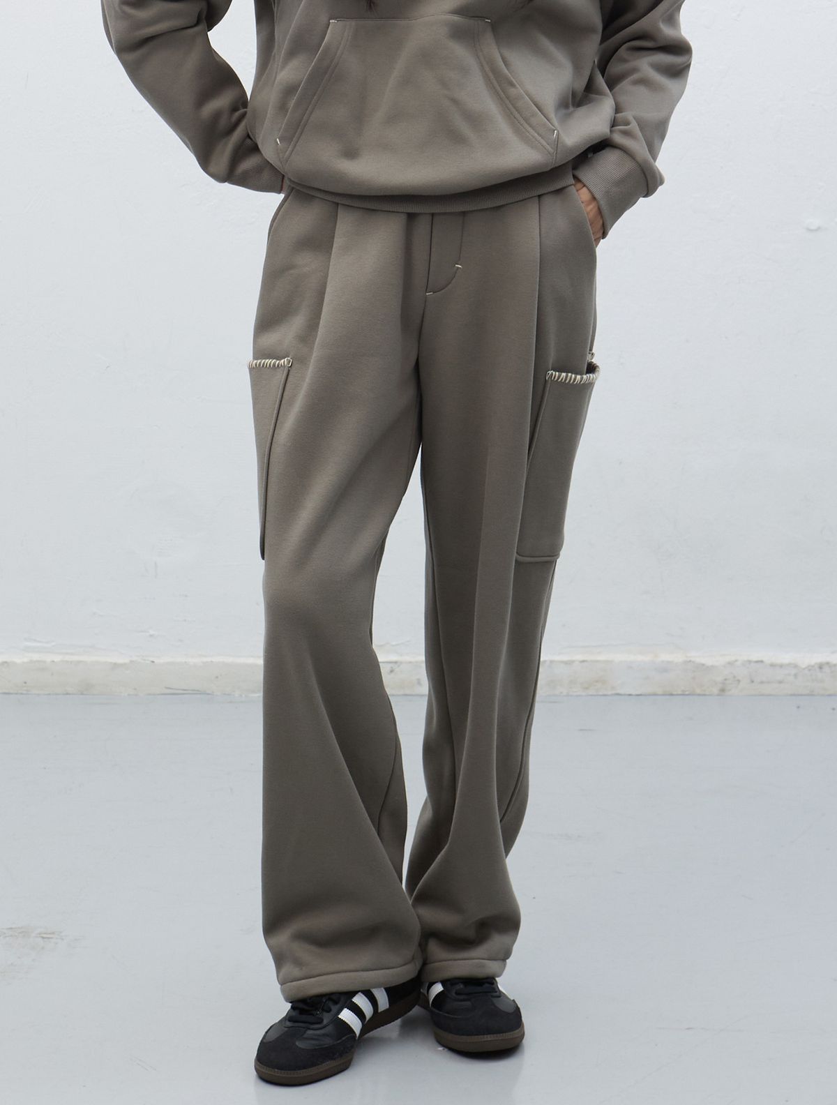 제너럴아이디어(GENERALIDEA) UNISEX 스티치 카고 스웻팬츠 [GREY] / SBE4U52013