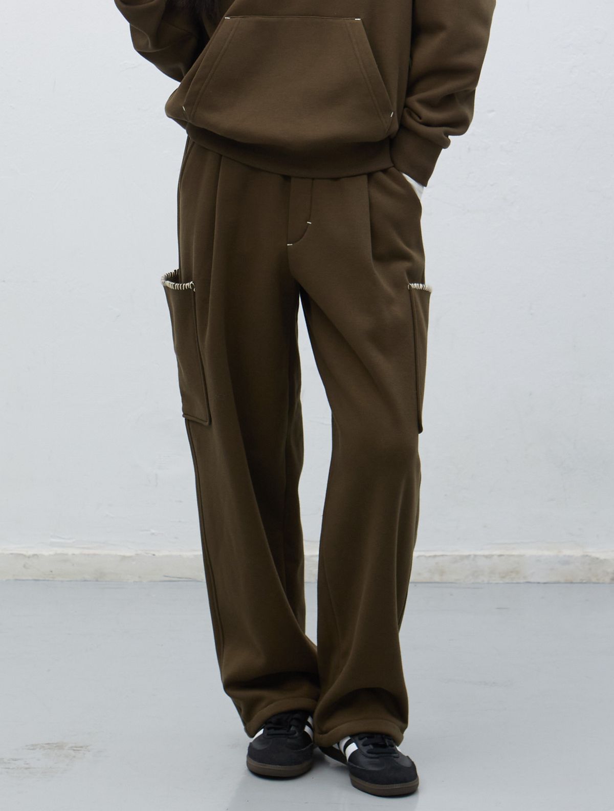 제너럴아이디어(GENERALIDEA) UNISEX 스티치 카고 스웻팬츠 [KHAKI] / SBE4U52013