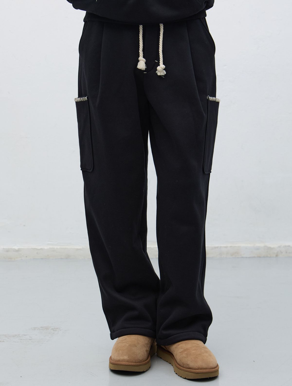 제너럴아이디어(GENERALIDEA) UNISEX 스티치 카고 스웻팬츠 [BLACK] / SBE4U52013