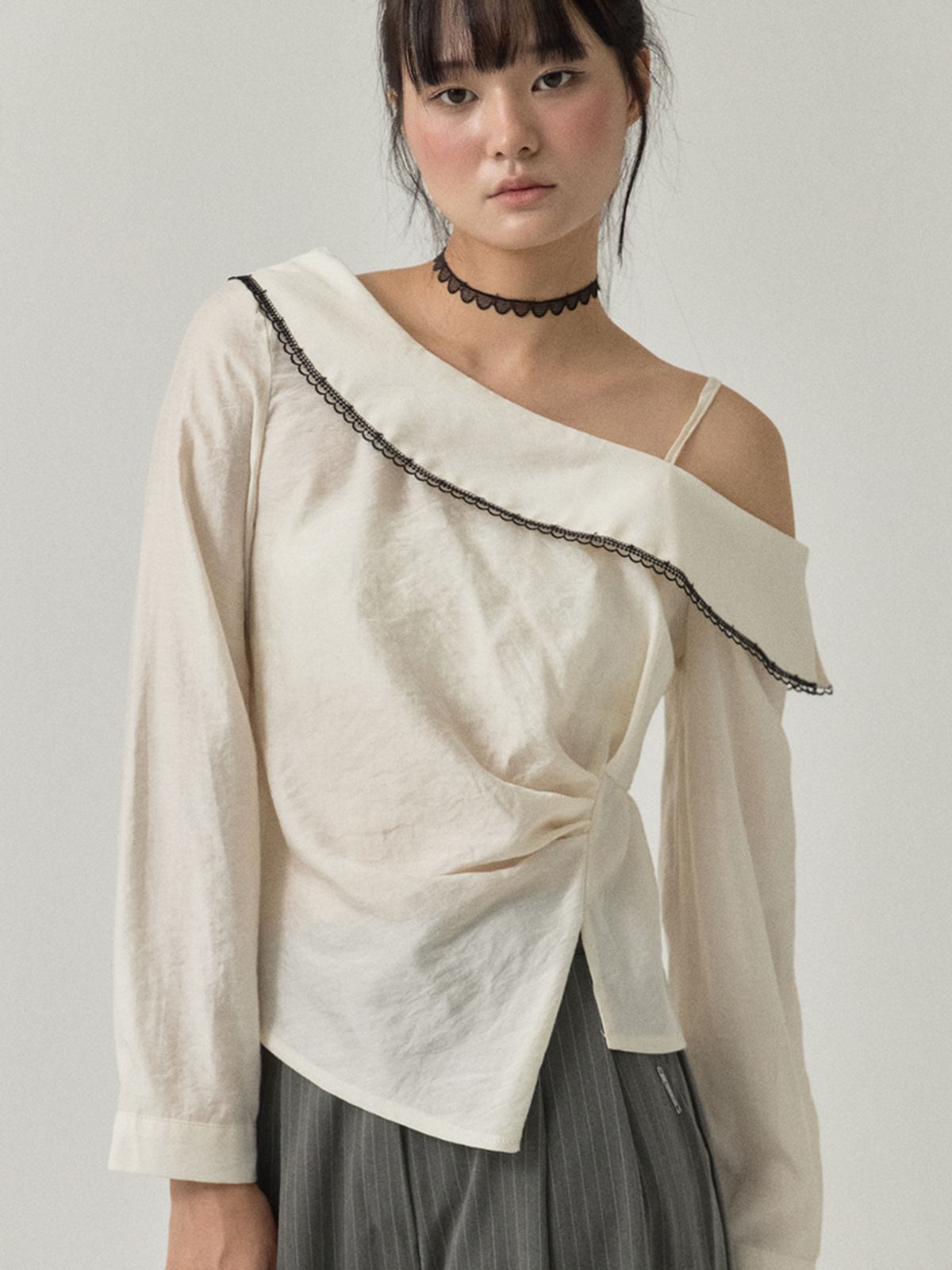 쏘리, 투 머치 러브(SORRY, TOO MUCH LOVE) One-Shoulder Off Drape Blouse_Ivory