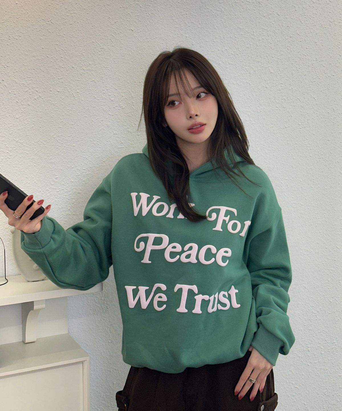 아모우(AMOU) Lettering Volume Semi Crop Hoodie GREEN