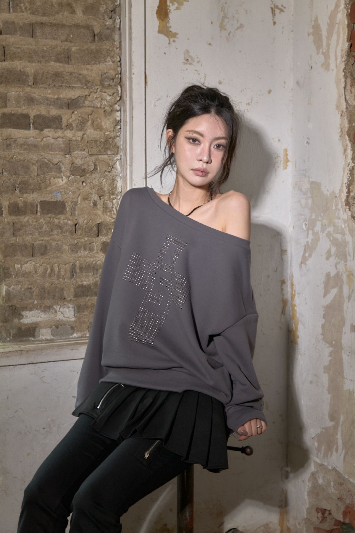 511비전(511VISION) CIPHER OFF-SHOULDER SWEATSHIRT , CHARCOAL
