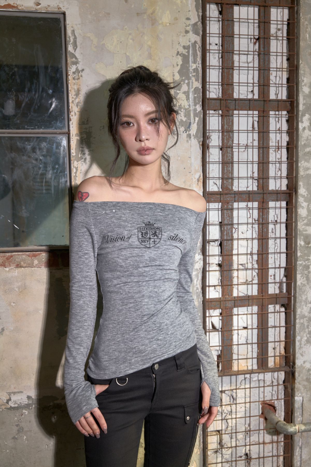 511비전(511VISION) SILENCE OFF-SHOULDER TOP , GREY