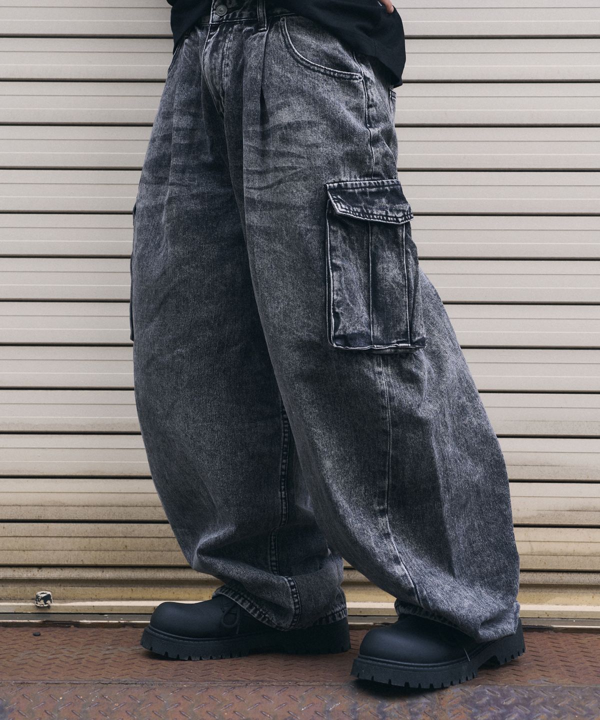 버클다운(BUCKLE DOWN) 원턱 와이드핏 커브드 카고 데님 팬츠 (WASHED GREY)