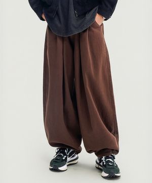 [26년Ver.] 인버티드 턱 벌룬핏 와이드 코튼 팬츠 (BROWN)