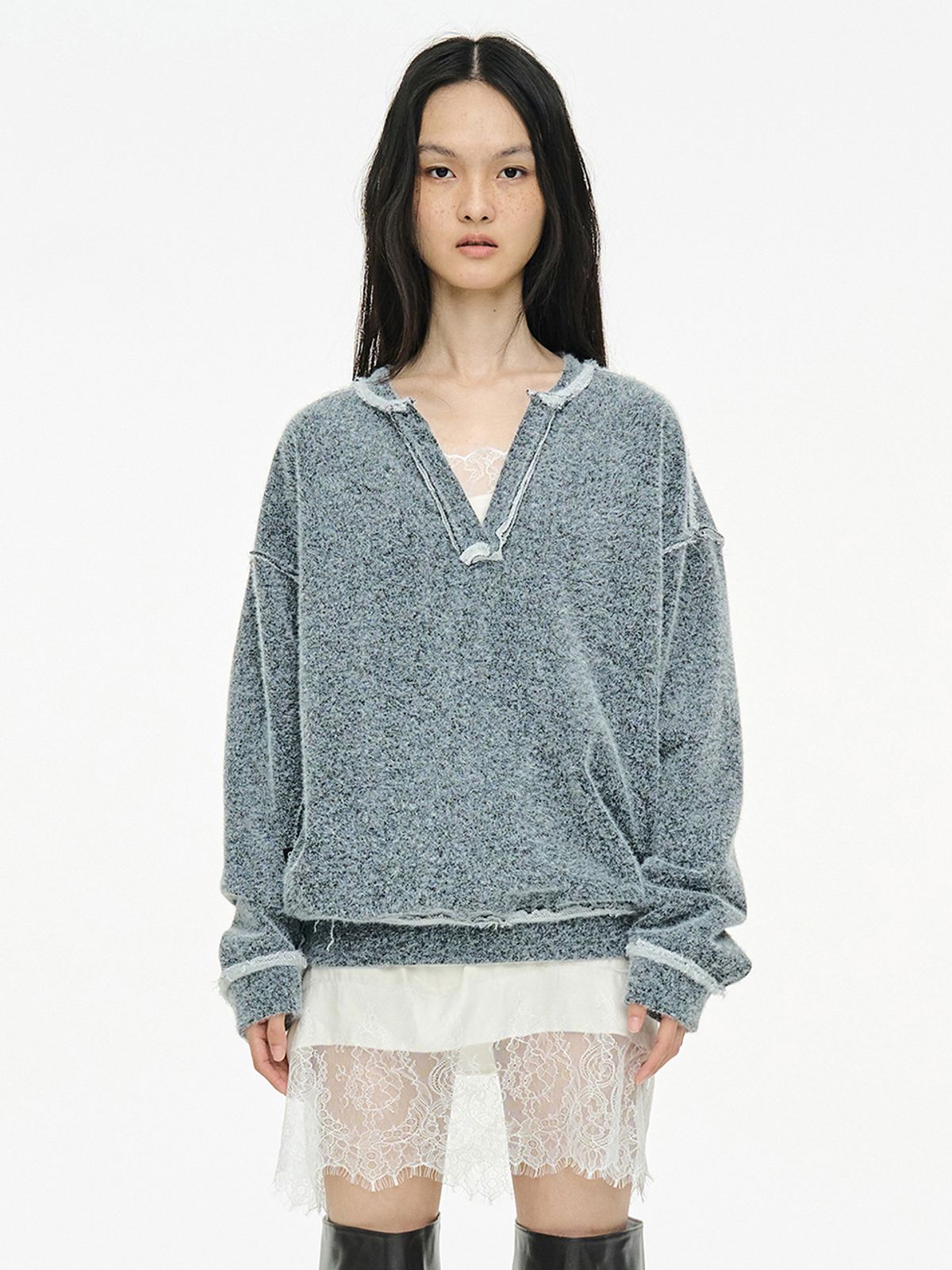 세릭(CERRIC) FURRY V-NECK SWEATSHIRT / CHARCOAL