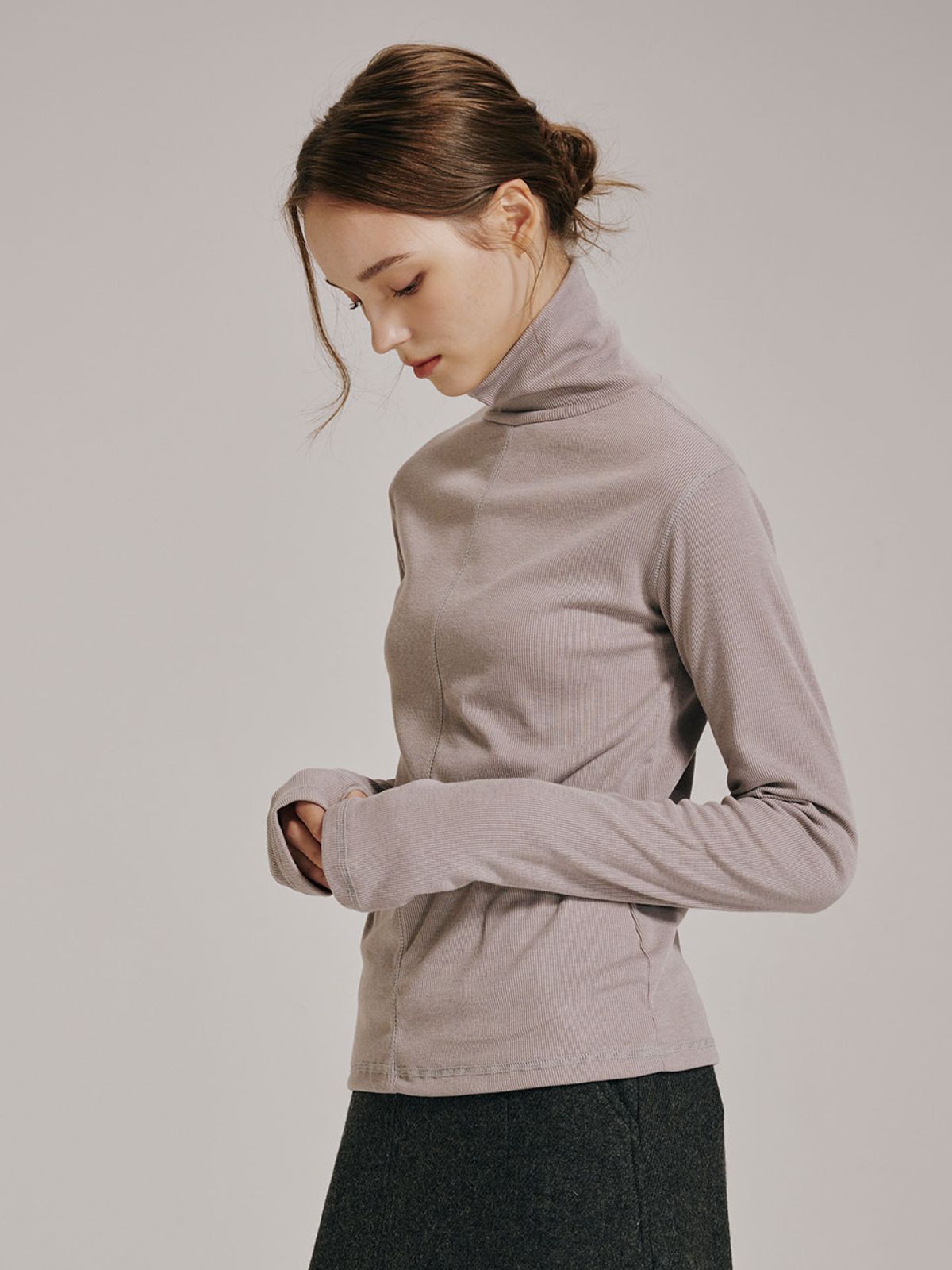 누브(NOUVE) 스티치 터틀넥 워머 티셔츠 - 모카 / Stitch Turtleneck Warmer T-Shirt - Mocha