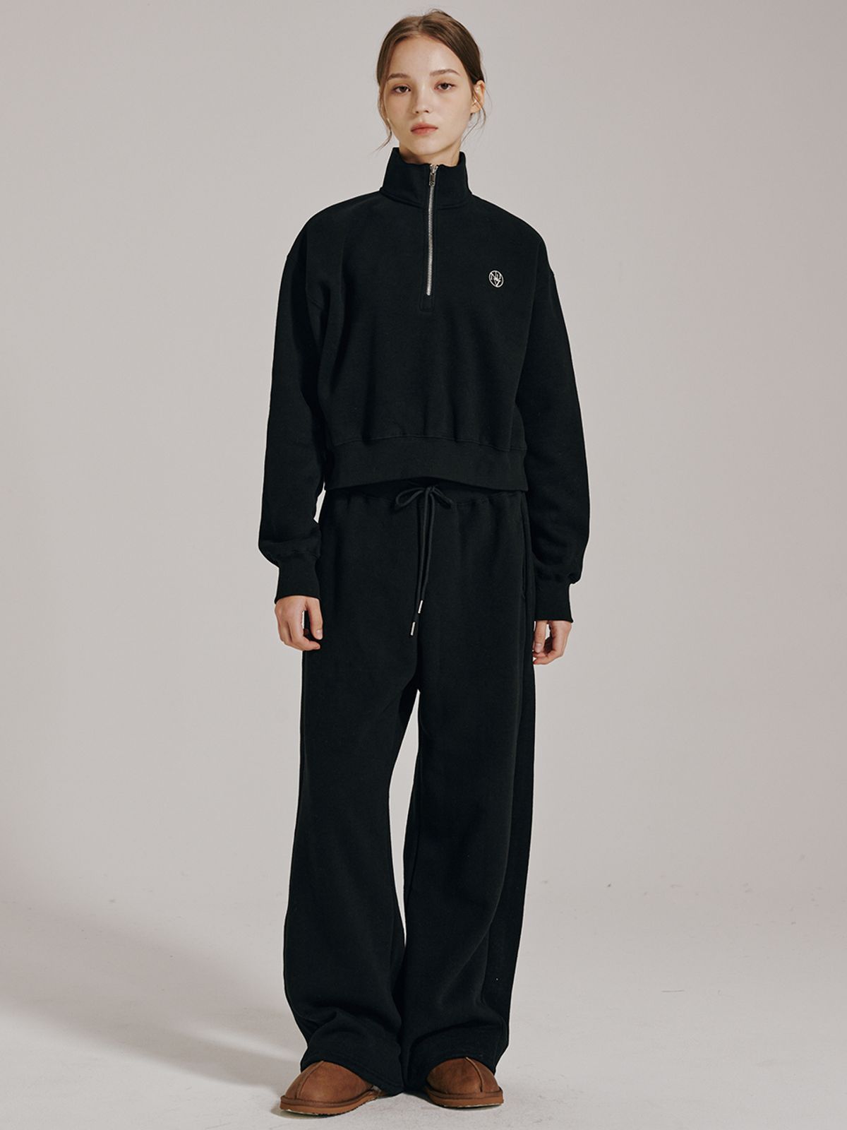 누브(NOUVE) [기모] 하프집업 크롭 스웻셔츠 셋업 - 블랙 / Half Zip Up Crop Sweatshirts Set Up - Black