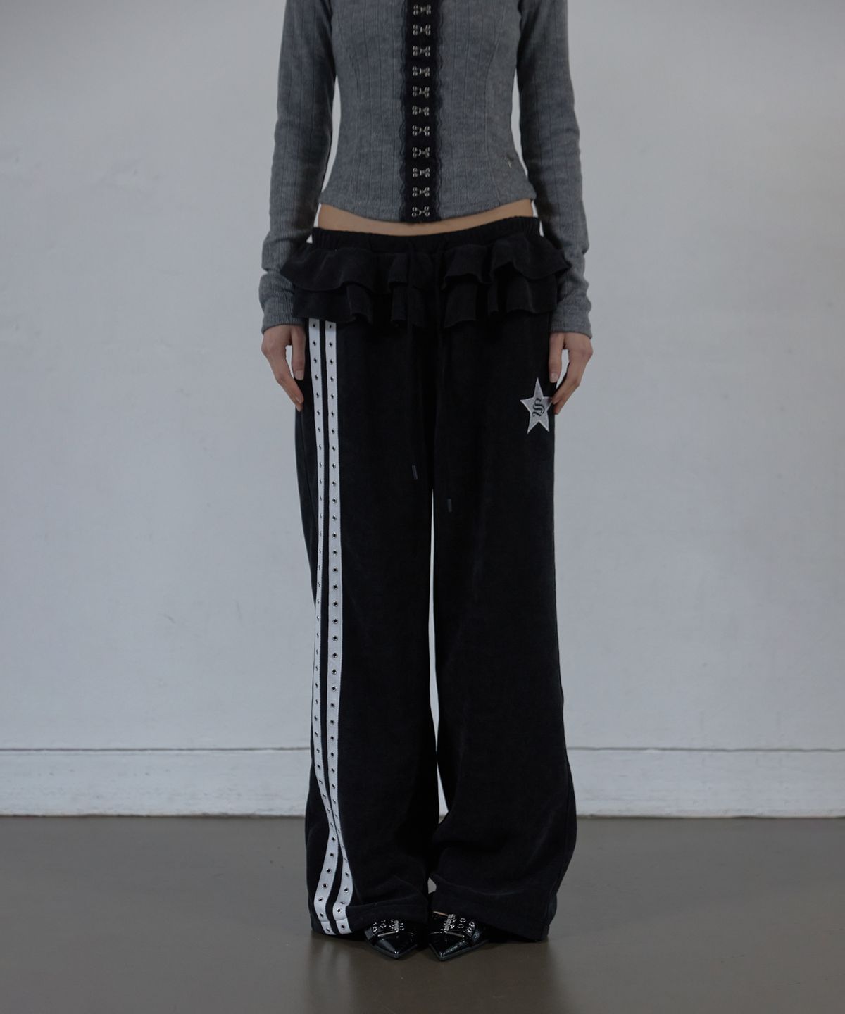 셋업이엑스이(SETUP-EXE) FRILL EYELET SWEATPANTS / BLACK