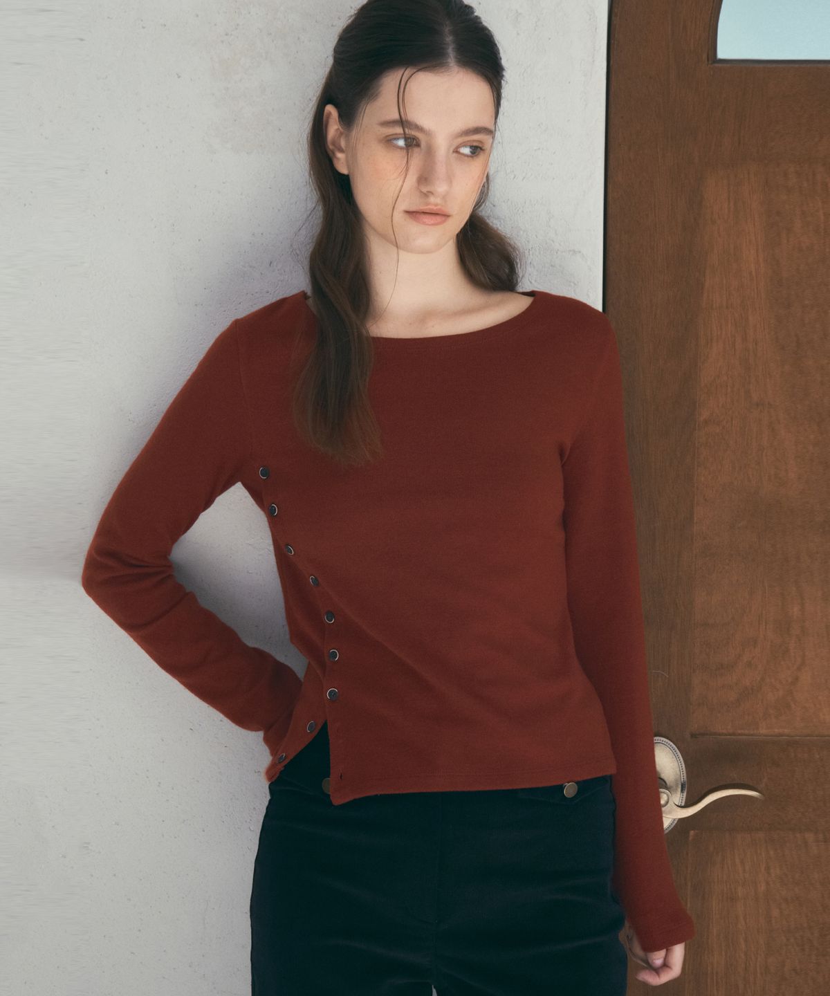 아우어노스텔지아(OURNOSTALGIA) Boatneck Side Button T-shirt_Tomato Brick(O25-TP28)